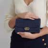 Hienostuneet Navy naisten Ralph Lauren kohokuvioidut nahkaiset keskikokoiset Adair Crossbody laukut
