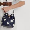 Hienostunut laivastonsininen/vaniljainen naisten Ralph Lauren Polka-Dot Medium Andie -käsilaukku Hienostunut laivastonsininen/vaniljainen naisten Ralph Lauren Polka-Dot Medium Andie -käsilaukku