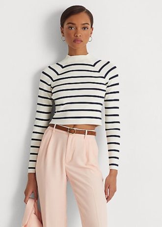 Kermanväriset/laivastonsiniset naisten Ralph Lauren -raidalliset röyhelöpuserot Kermanväriset/laivastonsiniset naisten Ralph Lauren -raidalliset röyhelöpuserot